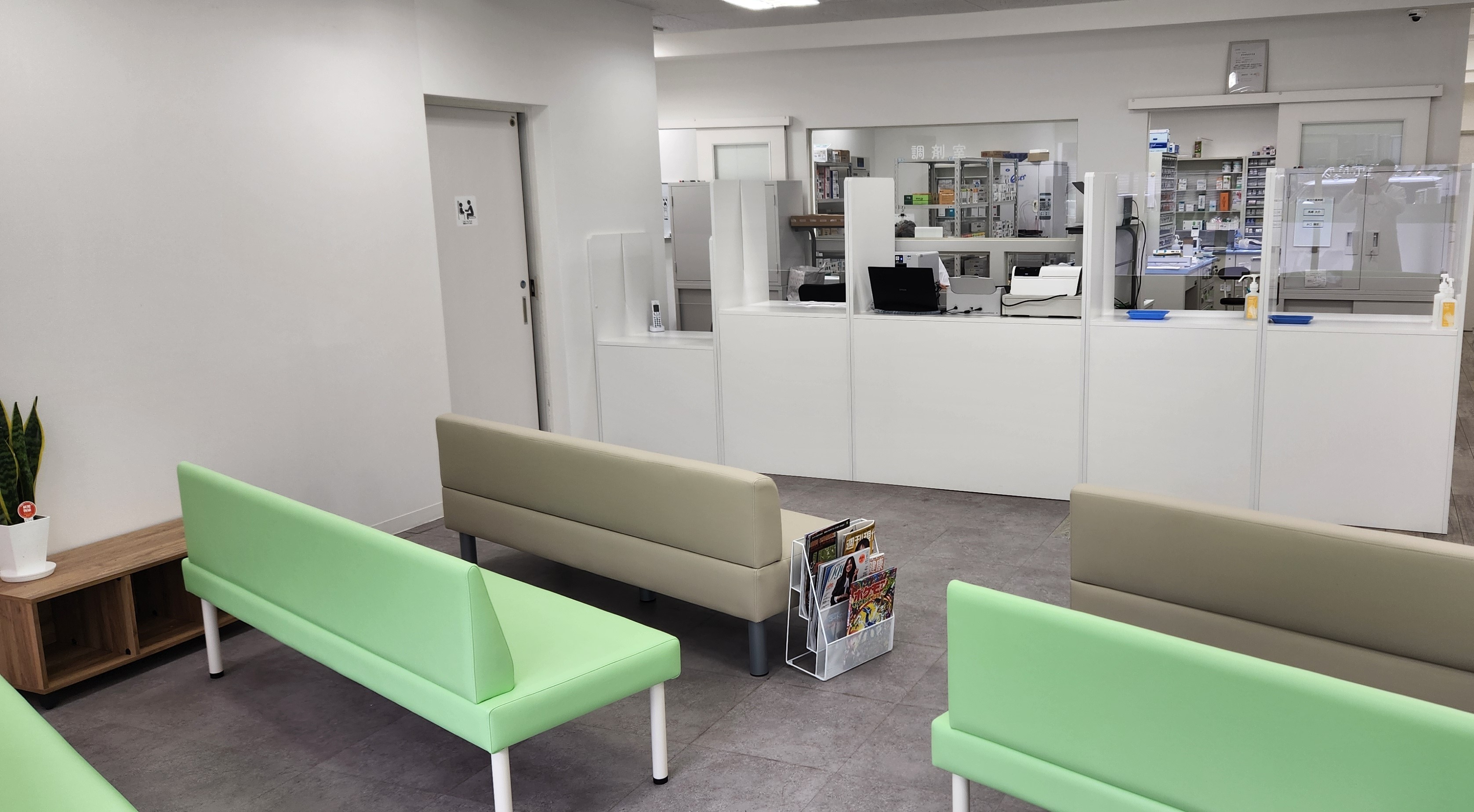 フレンド薬局 久里浜はろーど店 店内の様子1